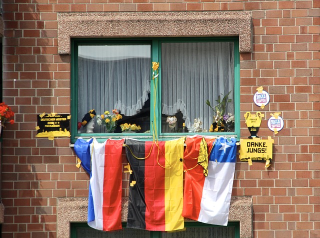 意大利足球运动员坎德雷瓦退役.