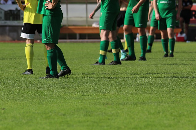 意大利足球运动员坎德雷瓦退役.